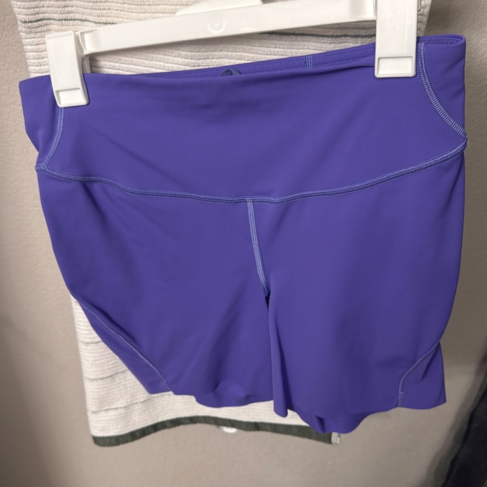 Lululemon 6in shorts, excellent condition. No peeling